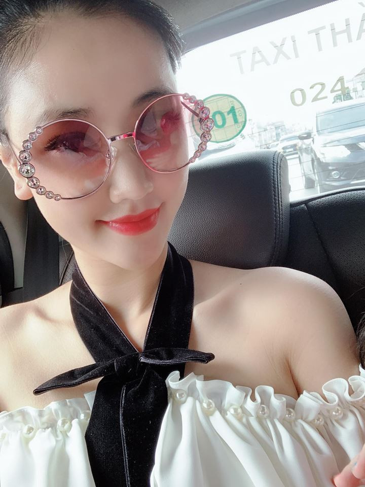 Maya thường xuyên chọn những trang phục hở bạo mỗi khi lên sân khấu hay đi chơi.