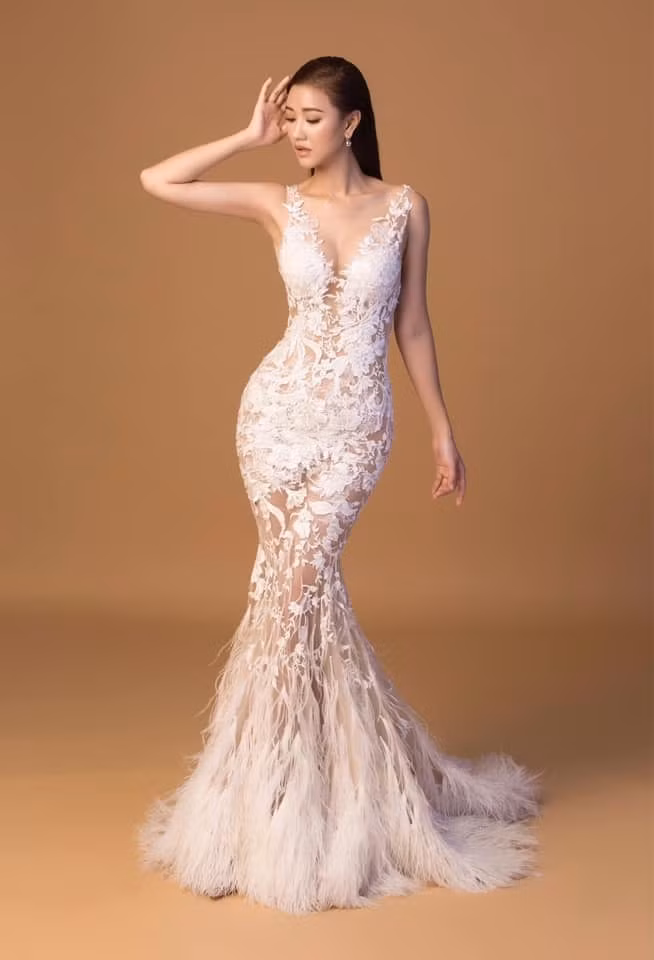 Kiểu váy ren xuyên thấu giúp người đẹp khoe hình thể bốc lửa.