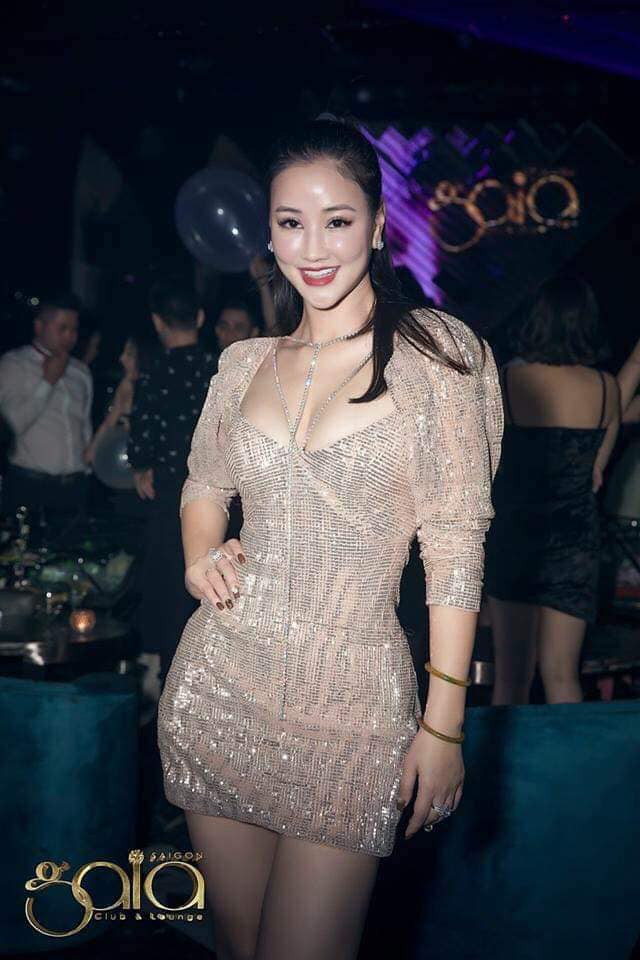 Cả vòng một của cô trở nên ngồn ngộn bởi chiếc váy xẻ ngực sâu.