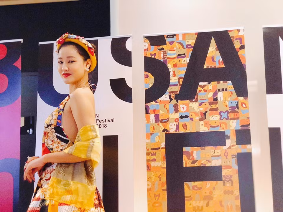 Nhan sắc của nữ ca sĩ, diễn viên Maya (Mai Thu Hường) vốn được đánh giá mặn mà kể từ khi cô bước chân vào làng giải trí. Ngoài đời, “mợ Xuân” có gu thời trang vô cùng gợi cảm.