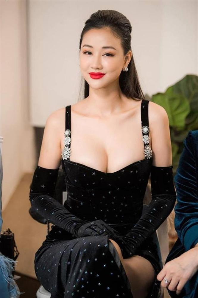 "Mợ Xuân" toát lên sự sang chảnh, quyến rũ trong chiếc đầm nhung đen hai dây gợi cảm. Ảnh: FBNV.