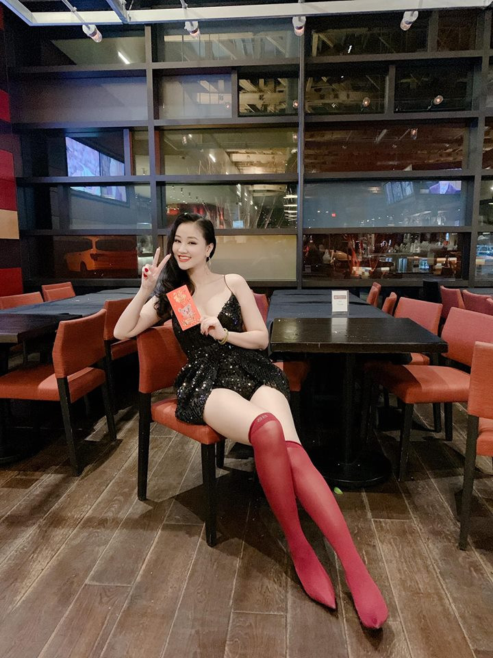 Sau khi tân trang vòng 1, Maya rất tự tin diện các trang phục táo bạo khoe đôi gò bồng đào.