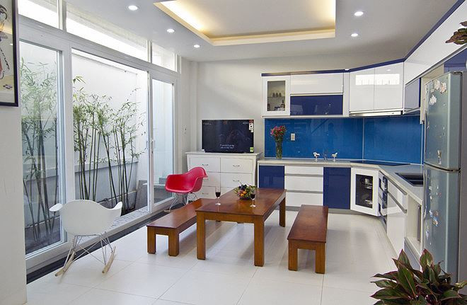 Phòng bếp thoáng đãng nhờ mảng xanh bên cạnh.