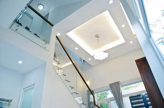 Thiết kế lan can cầu thang bằng kính đơn giản nhưng vẫn nhẹ nhàng, tinh tế.