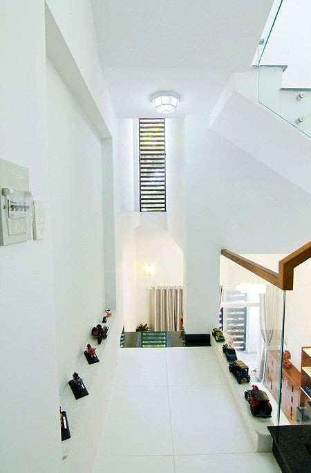 Mô hình xe hơi trở thành vật trang trí cho lối cầu thang.