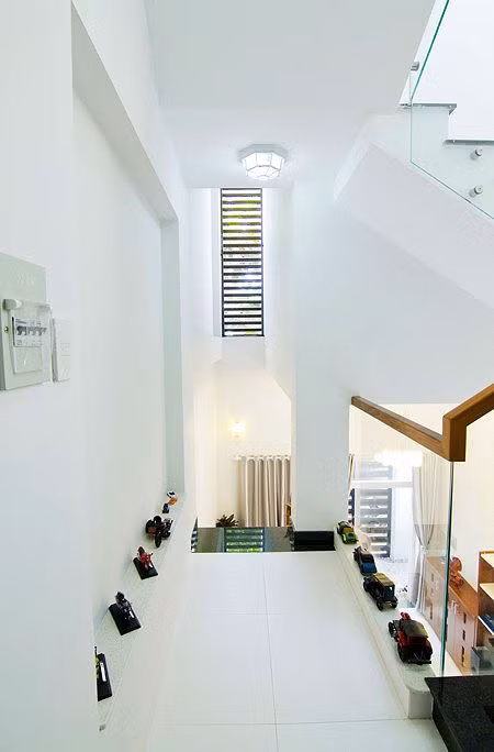 Mô hình xe hơi trở thành vật trang trí cho lối cầu thang.