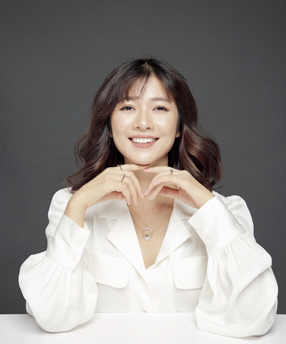 Oanh Kiều đặc biệt yêu thích những trang phục trắng trẻ trung, nữ tính.