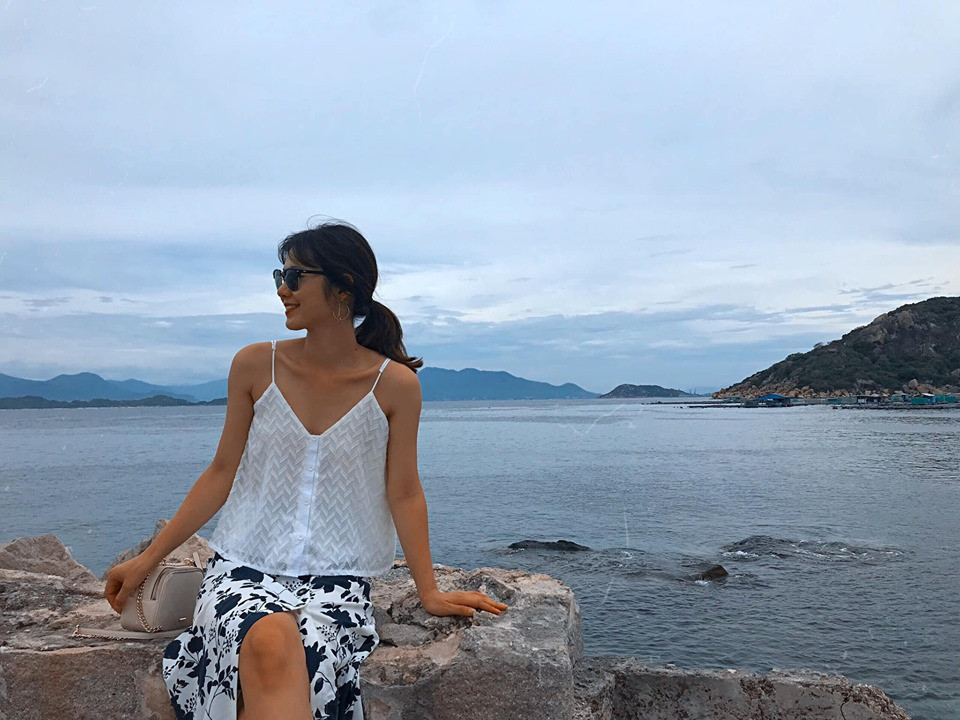 Oanh Kiều khéo léo phối áo hai dây với chân váy hoa hiện đại, sang chảnh.