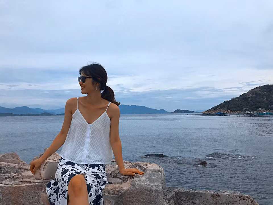 Oanh Kiều khéo léo phối áo hai dây với chân váy hoa hiện đại, sang chảnh.