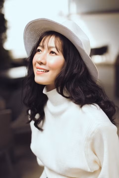 Nữ chính phim Bán chồng có cách phối đồ tinh tế.