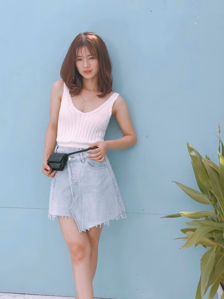 Áo hai dây phối với chân váy mang đến sự trẻ trung năng động cho nữ diễn viên.