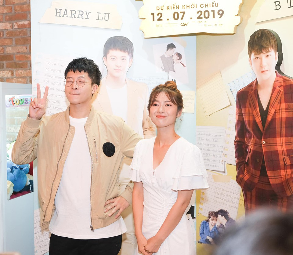 Cô mặc váy trắng toát lên vẻ nhẹ nhàng và tinh tế.