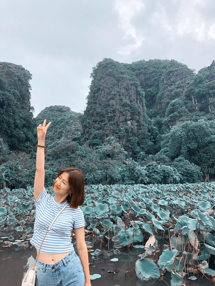 Ngoài đời, cô ăn mặc khá giản dị với áo phông và quần jean.