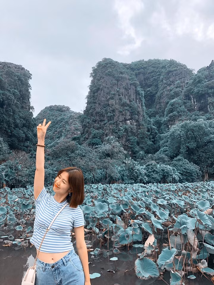 Ngoài đời, cô ăn mặc khá giản dị với áo phông và quần jean.