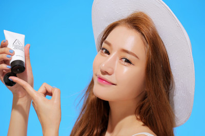 Vùng da quanh mắt chứa ít collagen và elastin nên khi bị ảnh hưởng bởi ánh nắng mặt trời thì chúng dễ bị nhăn và sạm. Hãy luôn luôn bắt đầu một ngày với kem dưỡng da/chống nắng dành cho mắt có chứa SPF.