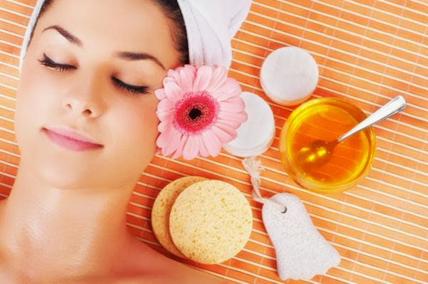 Đắp mật ong: Chỉ cần bỏ ra 10 – 15 phút mỗi ngày, dùng mật ong thoa đều quanh vùng mắt sau đó dùng khăn ẩm lau sạch. Bạn sẽ rất bất ngờ với hiệu quả mật ong mang lại chỉ sau vài tuần, làn da bạn sẽ trở nên mềm mại và sáng bóng.