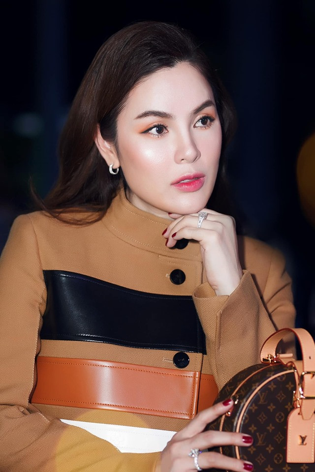 Với một quả cam, bạn có thể cắt ra thành lát chà nhẹ lên mặt rồi cổ. Đây là phương pháp giữ tuổi xuân của hoa hậu Phương Lê. Tẩy tế bào chết và cung cấp vitamin cho làn da là điều rất cần, nhất là sau một ngày làm việc mệt nhọc.