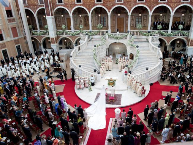 Thân vương Albert kết hôn với Charlene Wittstock, một cựu vận động viên bơi lội Olympic, cũng là giáo viên (người Nam Phi).