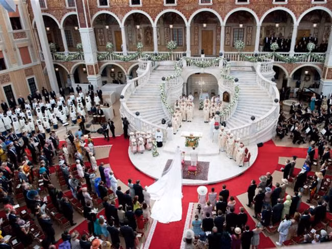 Thân vương Albert kết hôn với Charlene Wittstock, một cựu vận động viên bơi lội Olympic, cũng là giáo viên (người Nam Phi).