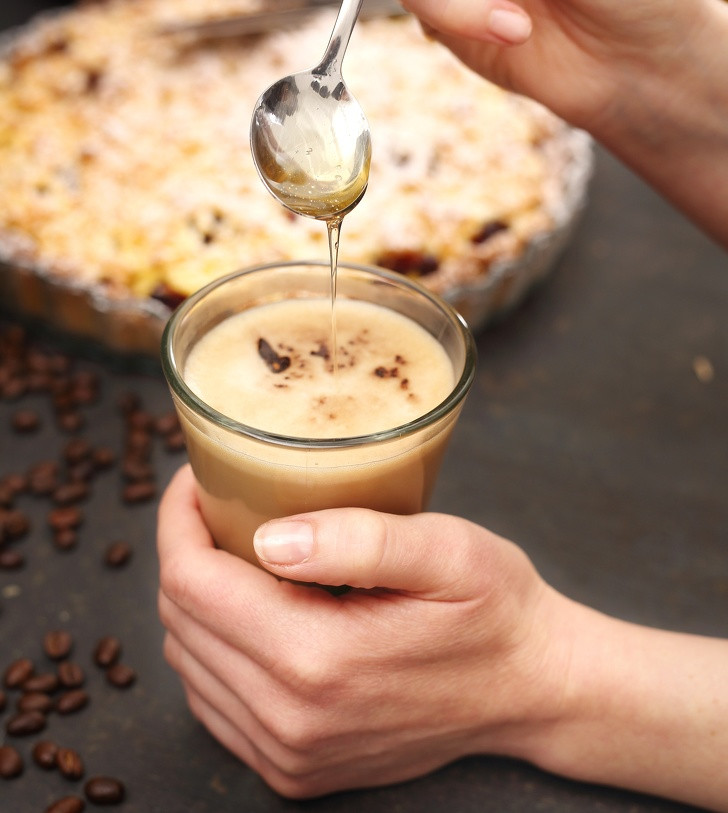 Đừng tin vào các loại kem ít béo: Các loại kem ít béo, kem nhân tạo và siro thường được quảng cáo là lựa chọn vừa lành mạnh, vừa giúp làm phong phú hương vị cà phê. Tuy nhiên, những loại sản phẩm này đều đã qua chế biến, chứa đầy các thành phần hóa học không mong muốn gây hại cho cơ thể.