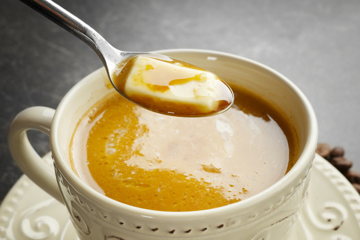 Thử uống cà phê “chống đạn”: Cà phê Bulletproof (còn gọi là cà phê “chống đạn”) là một loại thức uống có chứa caffein, chiết xuất từ đậu và bơ, dầu MCT (một loại dầu thực vật). Các nhà khoa học cho rằng, cà phê Bulletproof mang lại ích lợi cho sức khỏe, phù hợp với người không thích ăn sáng nhưng muốn uống một tách cà phê thực sự. Thức uống này cũng sẽ làm tăng cholesterol tốt và giảm đi chất béo triglyceride.