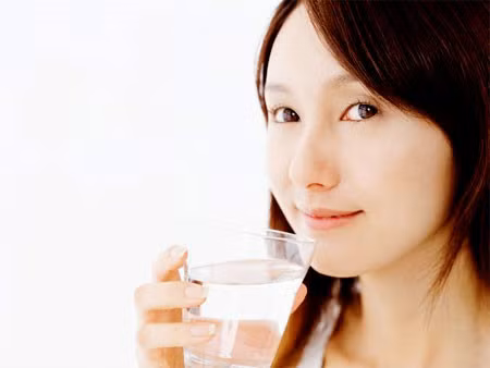 Uống một cốc nước. Bổ sung đầy đủ nước cho cơ thể là cách rất đơn giản để có được cơ thể và làn da khỏe mạnh. Nhiều người ngại uống nước trước khi đi ngủ vì sợ ban đêm sẽ mắc tiểu. Tuy nhiên, việc này không chỉ tốt cho da mà còn cho cả cơ thể nói chung. Nước sẽ giúp bạn thải độc tố khỏi cơ thể, bảo vệ da khỏi bị khô, ổn định cấu trúc da và giúp làn da luôn săn chắc, tươi trẻ, hạn chế các bệnh về da như mụn trứng cá, mụn thịt hay nám.