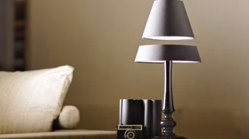 Không để đèn quá sáng. Tốt nhất là không để đèn khi ngủ, vì da cần được nghỉ ngơi chứ không phải bị ánh sáng kích thích. Sáng dậy, da mặt bạn sẽ kém tươi, mệt mỏi, lão hóa sẽ đến nhanh hơn. Vì vậy, để có được làn da tốt và xinh đẹp hơn mỗi ngày đừng quên tắt đèn trước khi đi ngủ.