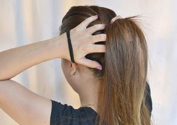 Kẹp hoặc bới tóc gọn gàng. Tóc thường hay bị dính dầu và bụi bẩn, khi chạm vào da mặt sẽ làm cho da mặt chúng ta bị bẩn, bít lỗ chân lông gây ra mụn. Vì thế hãy cột lỏng tóc khi ngủ để tránh tóc chạm vào da mặt.