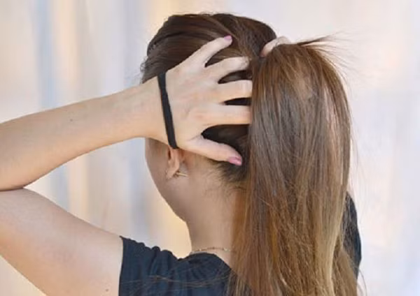 Kẹp hoặc bới tóc gọn gàng. Tóc thường hay bị dính dầu và bụi bẩn, khi chạm vào da mặt sẽ làm cho da mặt chúng ta bị bẩn, bít lỗ chân lông gây ra mụn. Vì thế hãy cột lỏng tóc khi ngủ để tránh tóc chạm vào da mặt.