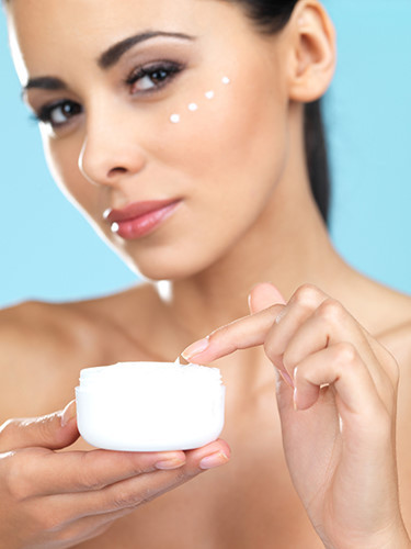 Kem dưỡng cho mắt. Dù bạn có lên giường sớm thế nào thì bôi kem mắt vẫn là một cách hiệu nghiệm nhất để tránh sưng bọng mắt và quầng thâm.