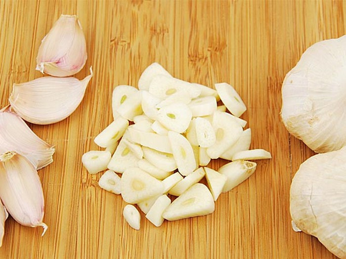 10. Tiêu thụ tỏi: Tỏi tăng cường chức năng của các tế bào miễn dịch trong cơ thể chúng ta. Nó có chứa lưu huỳnh rất giàu chất chống vi khuẩn. Nó cũng làm tăng hoạt động của bạch cầu, giúp chúng chống lại bệnh tật tốt hơn. Ảnh: Boldsky.