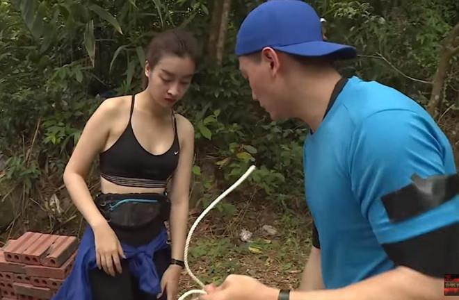 Trong cuộc đua kỳ thú năm nay, hoa Đỗ Mỹ Linh cũng chịu nhiều lời chỉ trích khi mặc trang phục bra top khi thực hiện thử thách đưa gạch lên chùa Lôi Âm.