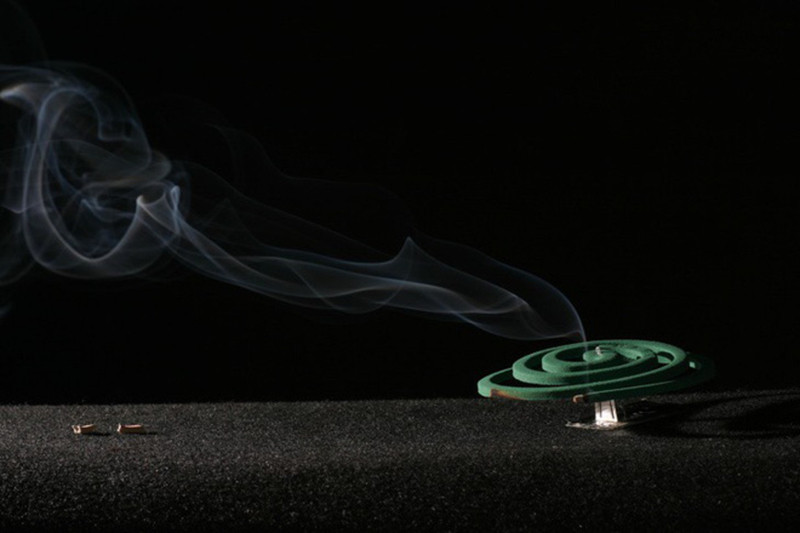 Nhang muỗi: Các nhà khoa học đã chỉ ra rằng, khói từ một cuộn nhang muỗi tương đương với khói của khoảng 75-137 điếu thuốc. Con số này có thể khiến bất cứ sinh vật sống nào, bao gồm cả con người, phát triển các loại bệnh phổi khác nhau.