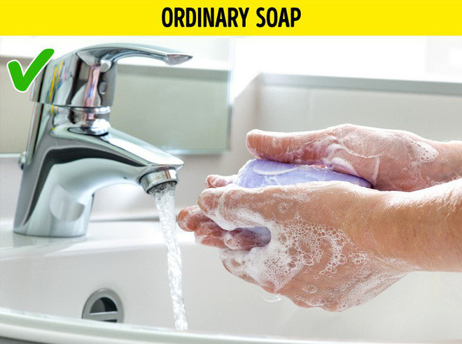 Những sản phẩm chứa thành phần kháng khuẩn: Có nhiều nhà sản xuất sản phẩm kháng khuẩn sử dụng một chất gọi là triclosan. Chất này không chỉ có hại cho môi trường, nó còn có hại cho cả sức khỏe bạn nữa.