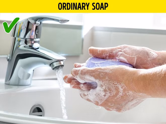 Những sản phẩm chứa thành phần kháng khuẩn: Có nhiều nhà sản xuất sản phẩm kháng khuẩn sử dụng một chất gọi là triclosan. Chất này không chỉ có hại cho môi trường, nó còn có hại cho cả sức khỏe bạn nữa.