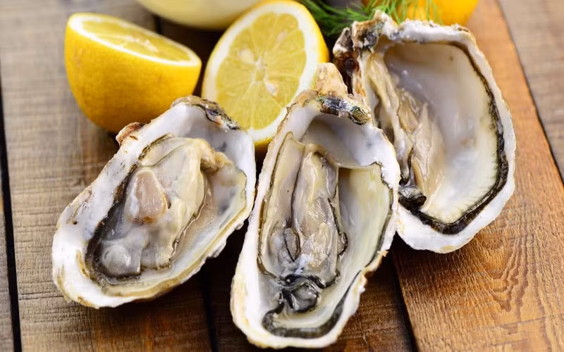 Tốt cho sức khỏe tim mạch: Hàu giúp giảm mảng bám tích tụ trong lòng động mạch bằng cách ức chế nó liên kết với các thành động mạch và mạch máu.