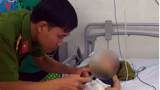 Chau be 15 thang tuoi tu vong sau khi roi nha giu tre