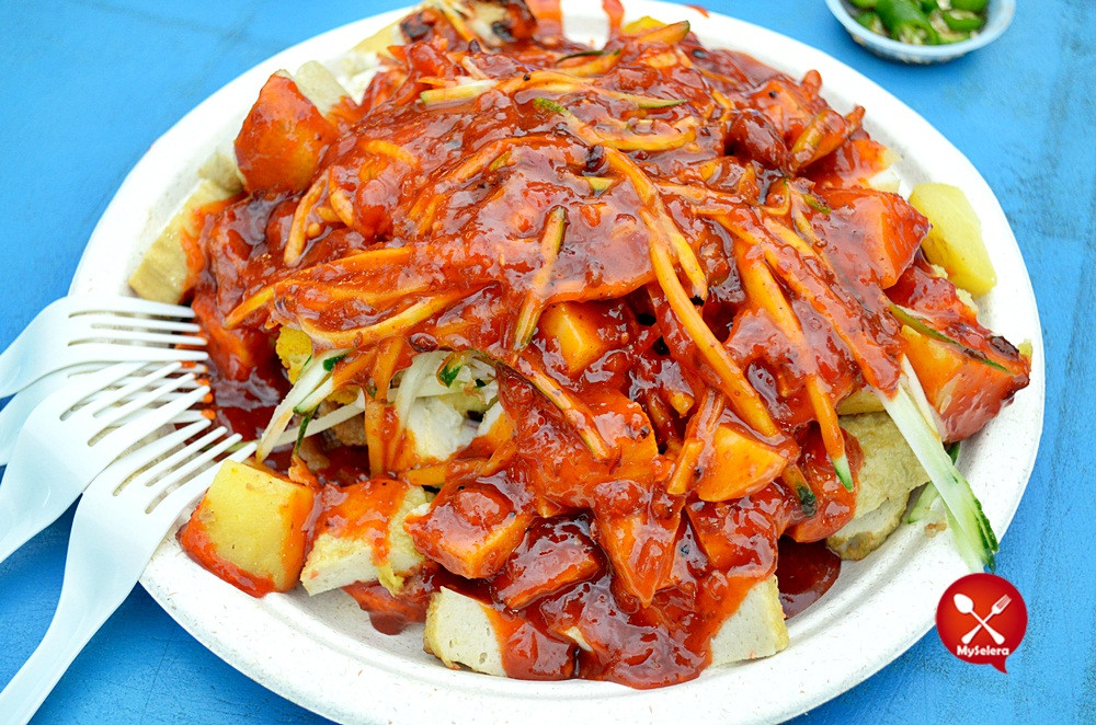 Rojak pasembur: Thành phần của món salad trộn thập cẩm quốc hồn quốc túy Malaysia này gồm: dưa chuột xắt sợi, giá sống, đậu hũ thái miếng vuông, củ cải, trứng luộc, tôm chiên giòn, tất cả được trộn đều trong nước xốt được chế biến với đậu phộng, tương ớt và khoai tây nghiền. Có nơi người ta còn trộn thêm với hải sản, đặc biệt là bạch tuộc luộc xắt khoanh.