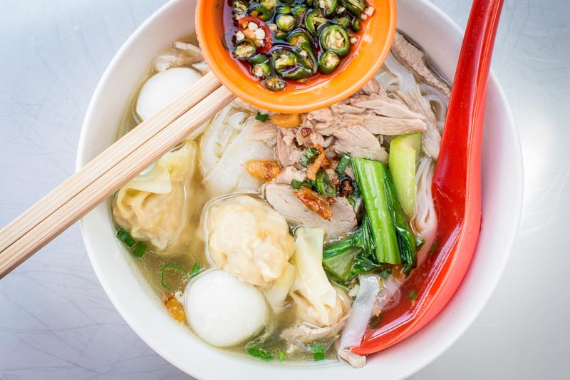 Thực khách có thể gọi món trộn hoặc món nước đều được, thêm rau diếp và hành tươi, nếu nhạt có thể bỏ chanh, tỏi, ớt thái lát hoặc giấm như cách ăn món phở Việt Nam.