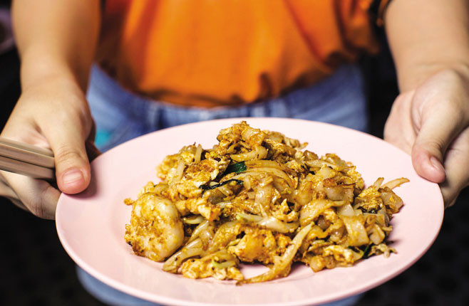 Món mì trắng sợi to được chiên xào cùng các loại hải sản tươi, thêm một chút rau và giá đỗ, đặc biệt là thêm một loại sốt nâu rất đặc biệt, tạo thành một món ăn ngon không cưỡng nổi. Bạn có thể ăn char koay teow ở bất cứ đâu tại Penang với giá rất rẻ.