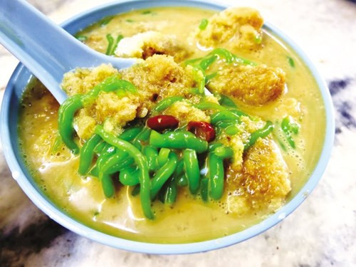 Cendol (hay còn gọi là chendul): Sau khi đã nếm đủ vị chua cay với bốn món ăn trên, không gì bằng được ăn tráng miệng với chè bánh lọt cendol ngọt ngào. Món chè ăn lạnh này được chế biến với nước cốt dừa, bánh lọt bằng bột gạo nhuộm lá dứa có màu xanh và nước đường nâu thắng cùng với đá viên.