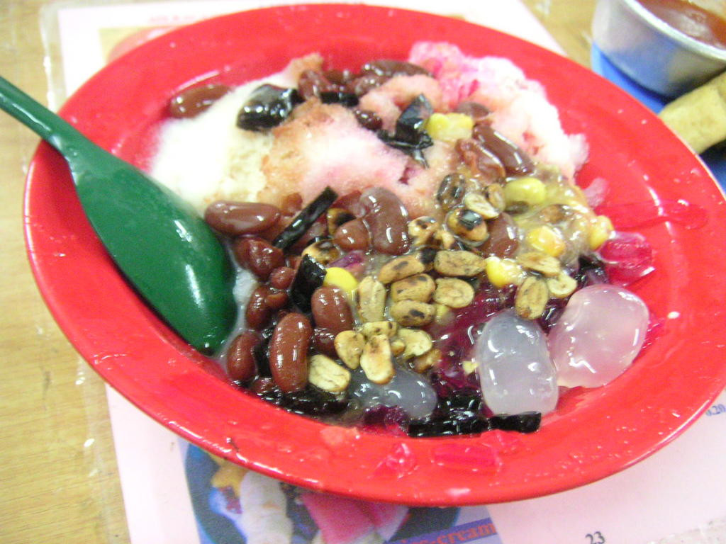 Ice kachang là lựa chọn thích hợp cho những ai không thích mùi vị sữa dừa. Món giải khát đá bào này khá phổ biến ở Singapore và Brunei, đồng thời có cả chục phiên bản ở khắp các quốc gia châu Á.