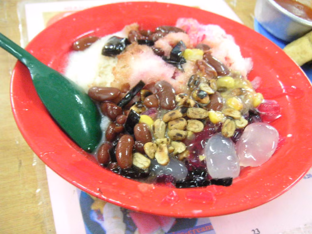 Ice kachang là lựa chọn thích hợp cho những ai không thích mùi vị sữa dừa. Món giải khát đá bào này khá phổ biến ở Singapore và Brunei, đồng thời có cả chục phiên bản ở khắp các quốc gia châu Á.