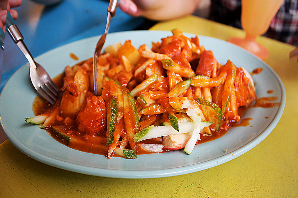 Món salad này được trình bày đẹp mắt: các nguyên liệu sau khi trộn đều được vun có ngọn trong đĩa, sau đó nước xốt được rưới lên. Khi ăn phải dùng đũa tre gắp. Cũng món này, ở Kuala Lumpur và Singapore tên gọi chỉ là rojak.