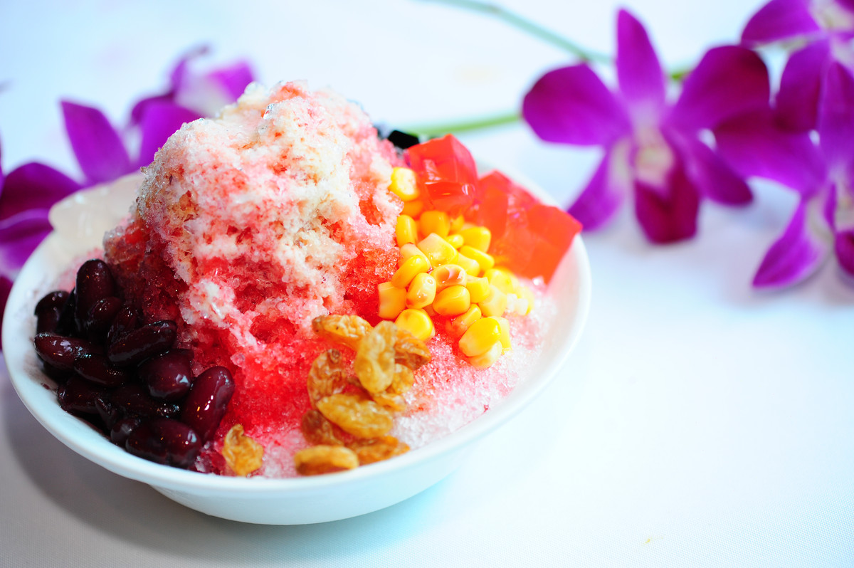 Du khách sẽ nếm thử mùi vị đá bào vụn, kết hợp với đậu đỏ, thạch, ngô ngọt, các loại trái cây, sữa đặc, các loại siro đủ màu…Đặc biệt, người bán hàng ở Malaysia còn thích cho thêm hạt thốt nốt đặc trưng. Nhiều cửa hàng bây giờ gây ấn tượng với khách khi sử dụng cả sầu riêng, chocolate và kem tươi. Ảnh: Internet. 