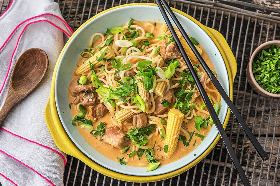 Hủ tiếu chua cay assam laksa là một món ăn truyền thống ở Penang với nước lèo được nấu chua bằng cá thu tươi, ăn với hủ tiếu (hoặc miến gạo), thêm bánh tôm, củ cải trắng, gừng, rau diếp, hành tây, thơm xắt nhỏ… và rất nhiều ớt đỏ.