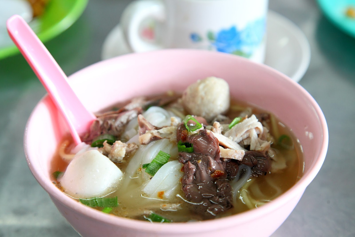 Koay Teow Th’ng hay Koay Teow Soup là món mì ăn kèm với thịt lợn, cá, lươn, bánh cá hoặc cá viên. Phần nước dùng được ninh từ thịt gà hay xương lợn để có vị ngọt hơn, sau đó cho thêm các loại thịt vịt hoặc thịt lợn, gà hoặc cá viên.