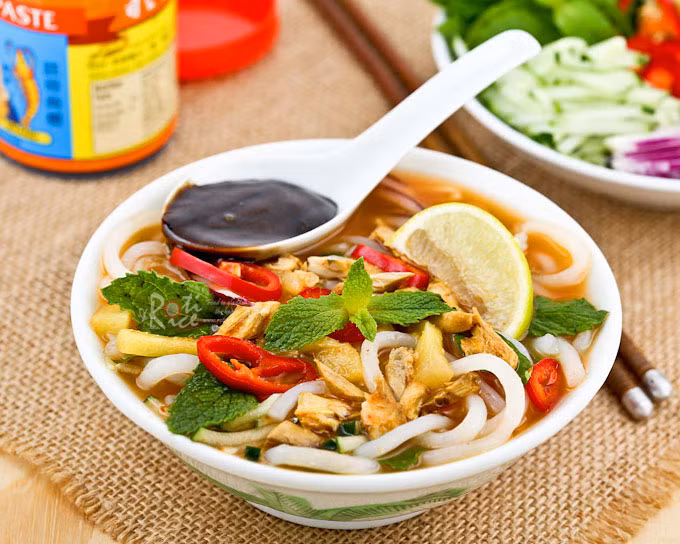 Người sành ăn ở Penang thường tìm đến chợ ẩm thực Itam để thưởng thức món ăn cay xé lưỡi này với nước lèo được nấu sền sệt, có mùi sả và thoảng dư vị ngọt. Một tô assam laksa ở đây giá chỉ 3,5 ringgit nên vào giờ trưa luôn đông nghẹt thực khách.