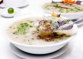 Cháo nhum là món ăn được bán nhiều trên đảo Nam Du. Nhum hay còn gọi là con cầu gai. Nhum thường bị nghĩ là loài hải sản không ăn được vì vẻ bên ngoài xấu xí, sần sùi nhưng ít ai biết được đây là một sản vật đặc trưng của quần đảo Nam Du.