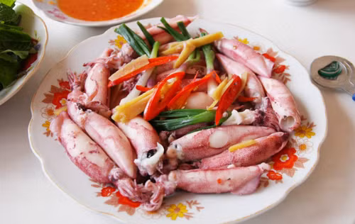 Mực trứng không chỉ ngon mà rất giàu chất dinh dưỡng. Mực trứng có thể được chế biến thành rất nhiều món ăn rất hấp dẫn khác nhau như chiên ớt, chiên xù, chiên bơ, nướng sa tế hay hấp gừng... và được lựa chọn nhiều nhất vẫn là mực trứng hấp vì hương vị không bị át đi bởi gia vị mà lại rất chế biến nhanh.